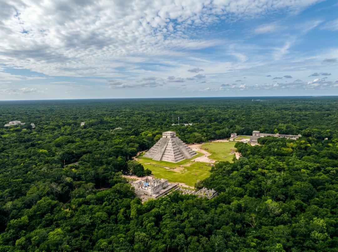 Vista panorámica de Chichén Itzá al amanecer